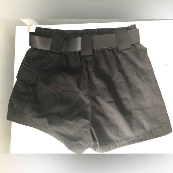 Aritzia TNA Cargo shorts 2 inch - Picture 2 of 4